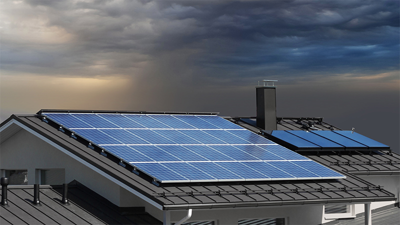 paneles solares y cielo nublado